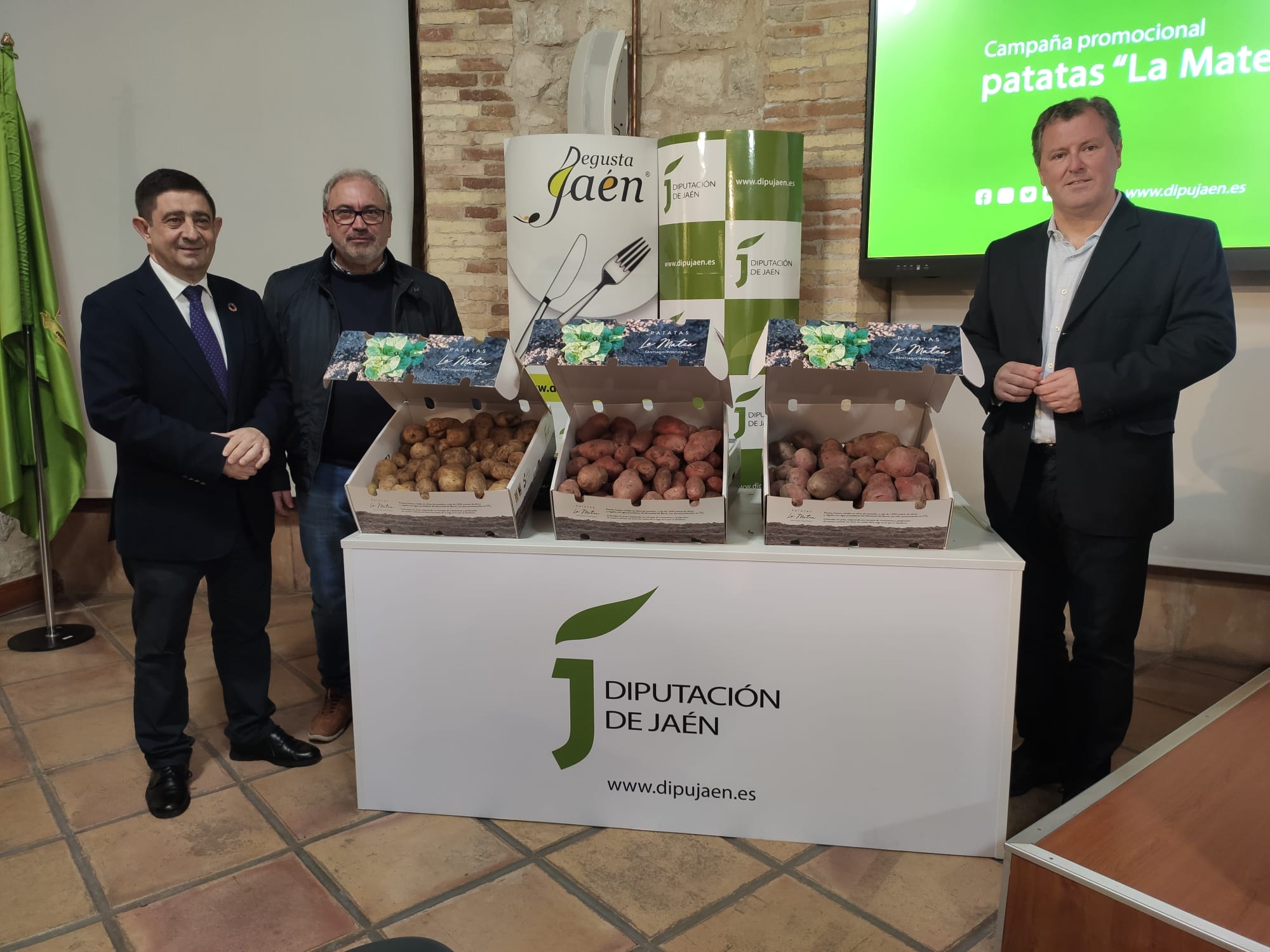 El presidente de la Diputación de Jaén, Francisco Reyes; el alcalde de Santiago-Pontones, Pascual González; y el delegado, Pedro Bruno, durante la presentación de la campaña de la patata de &#039;La Matea&#039; en Diputación