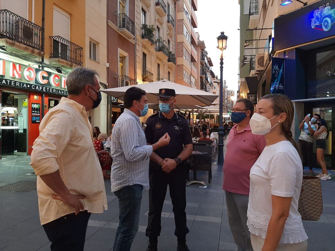 El alcalde Luis Barcala, la edil de Comercio, Lidia López, y el concejal de Ocupación de Vía Pública, Manuel Jiménez, visitan varias zonas de ocio en Alicante