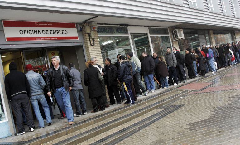 Cola de personas en la oficina de empleo.