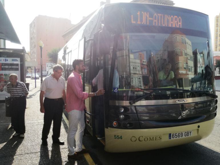 El concejal de Movilidad Urbana, en una imagen de archivo subiendo a un autobús urbano.