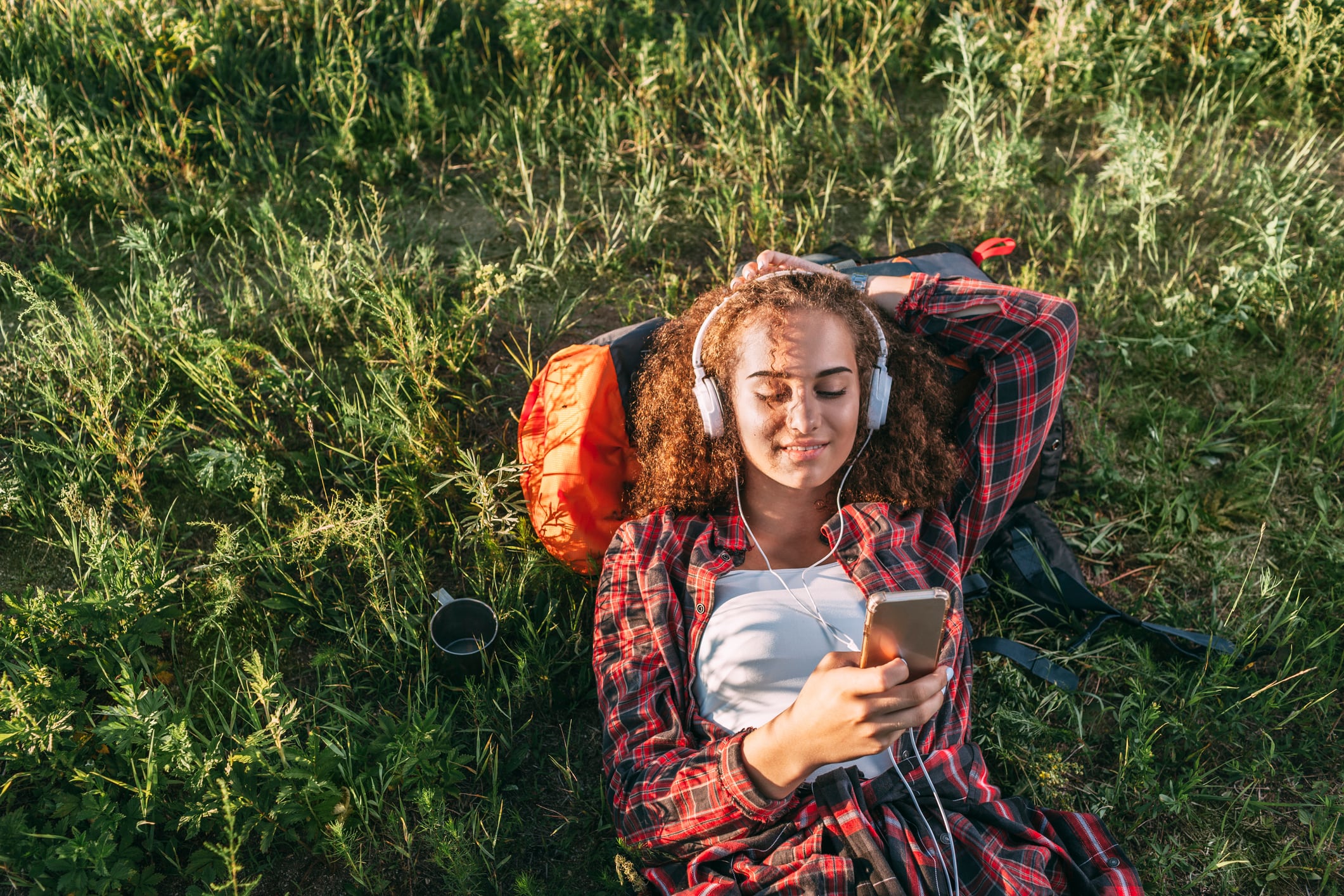 Una joven disfruta del audio