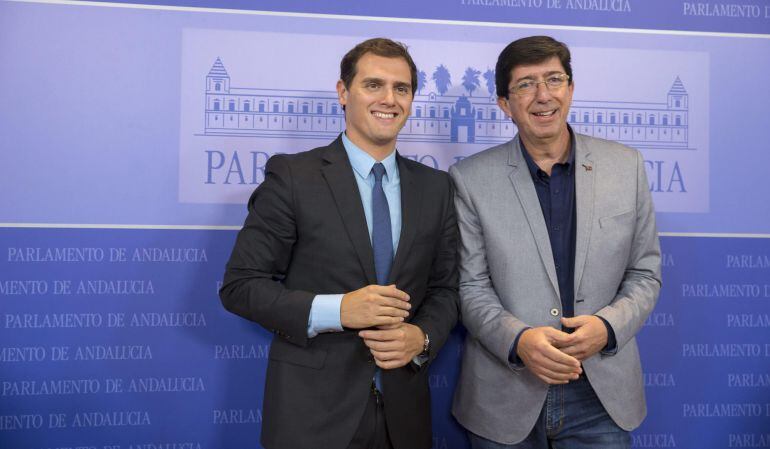 GRA333. SEVILLA, 14/10/2015,- El presidente de Ciudadanos, Albert Rivera, junto al presidente y portavoz del grupo parlamentario en Andalucía, Juan Marín (d), tras reunirse con los diputados de su grupo en la Cámara andaluza en su primera visita desde las elecciones municipales. El grupo parlamentario de Ciudadanos va a proponer que la ministra de Empleo, Fátima Báñez, y la presidenta de la Junta, Susana Díaz, comparezcan en la comisión de investigación sobre los fondos de formación de la Junta que se celebrará en el Parlamento andaluz. EFE/Julio Muñoz