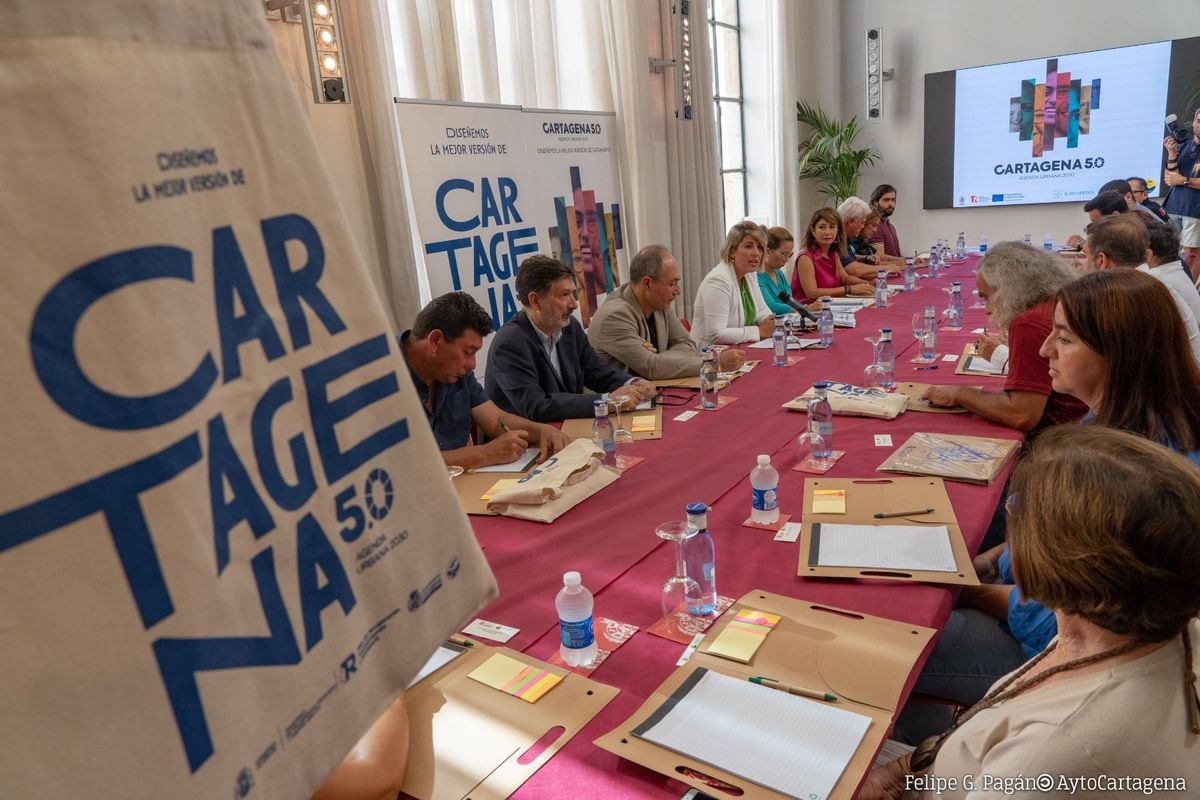 Reunión de la Mesa Social de la Agenda Urbana en el Palacio Consistorial de Cartagena.La Agenda Urbana Cartagena 5.0 prevé inversiones valoradas en mil seiscientos millones de euros para desarrollar 220 acciones que se desarrollarán hasta 2030 para transformar Cartagena.