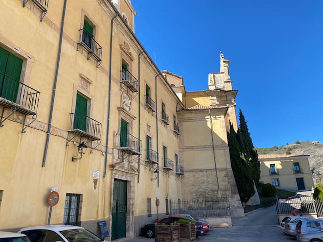 Fachada principal del Hospital de Santiago de Cuenca.