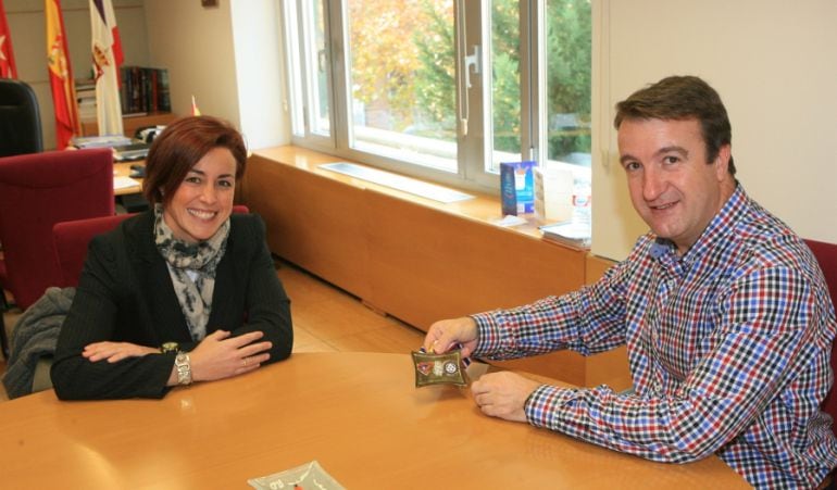 El alcalde de Tres Cantos, Jesús Moreno, felicita personalmente a la tricantina María Merino, Campeona del Mundo de Jiu Jitsu