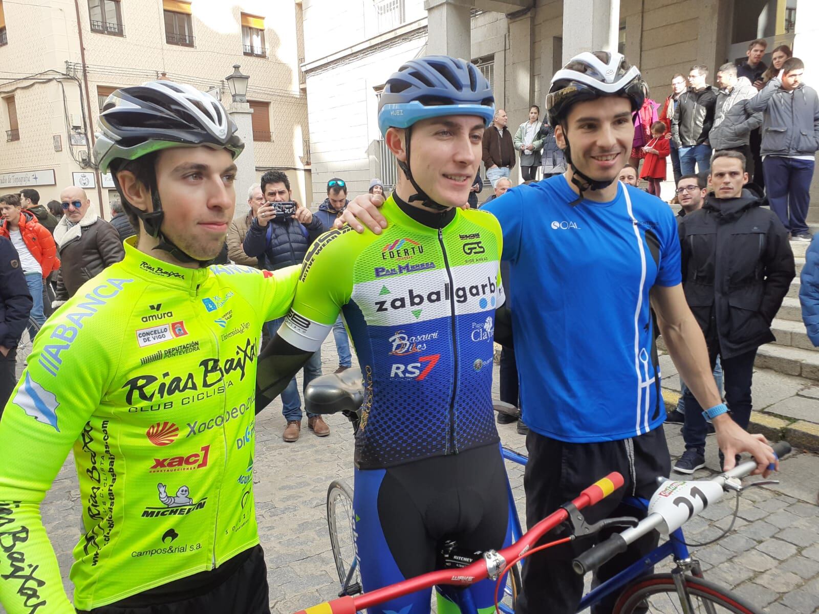 Hugo Sanz, en el medio, en el podio de la Carrera del Pavo 2022