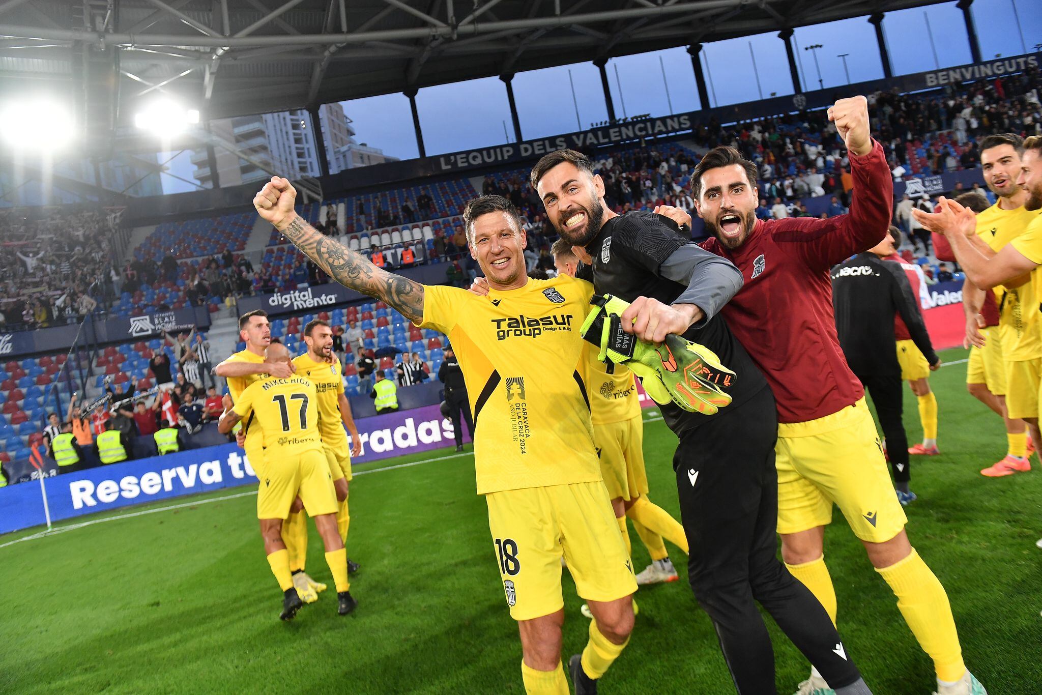 Musto , Mejías y Luis Muñoz celebran la victoria en el Ciutat de Valencia