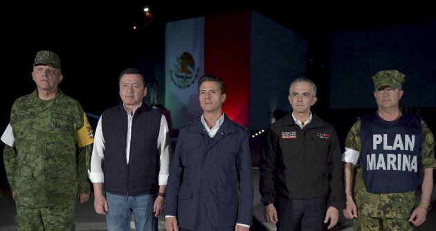 Fotografía cedida por la casa presidencial, del presidente de México, Enrique Peña Nieto (c) durante un mensaje ofrecido a la nacion en Ciudad de México, (México).