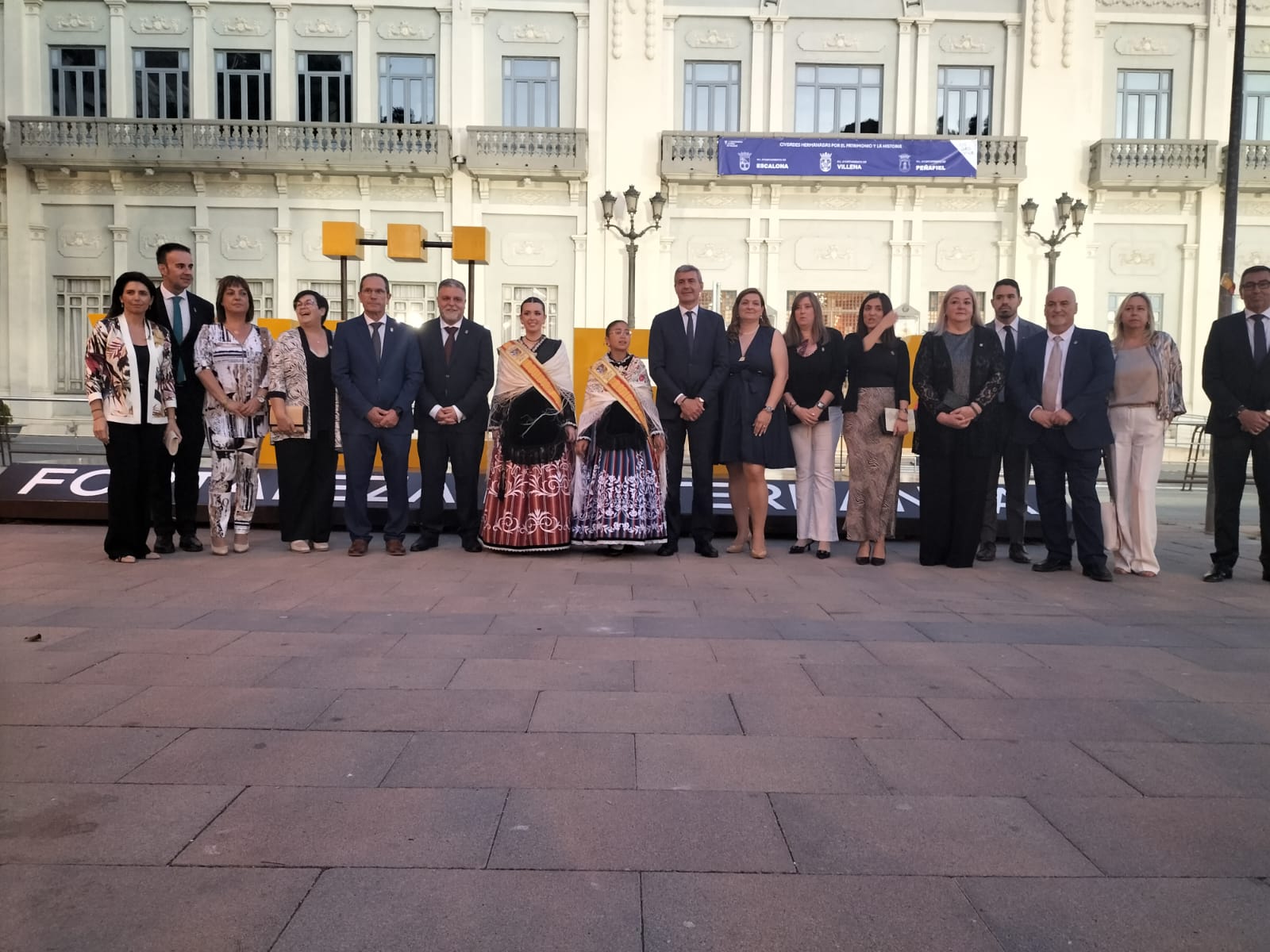 Las Regidoras de fiestas, con los representantes de las tres Corporaciones