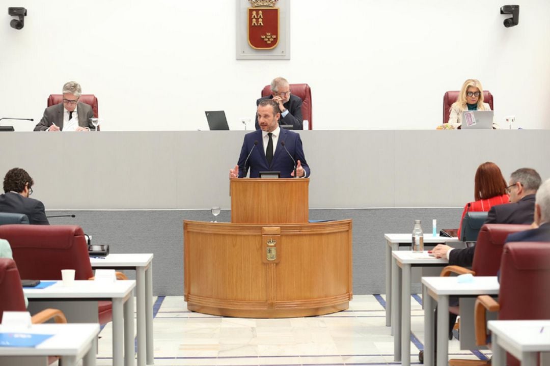 El portavoz del PP, Joaquín Segado, durante su intervención en el Debate sobre el estado de la Región