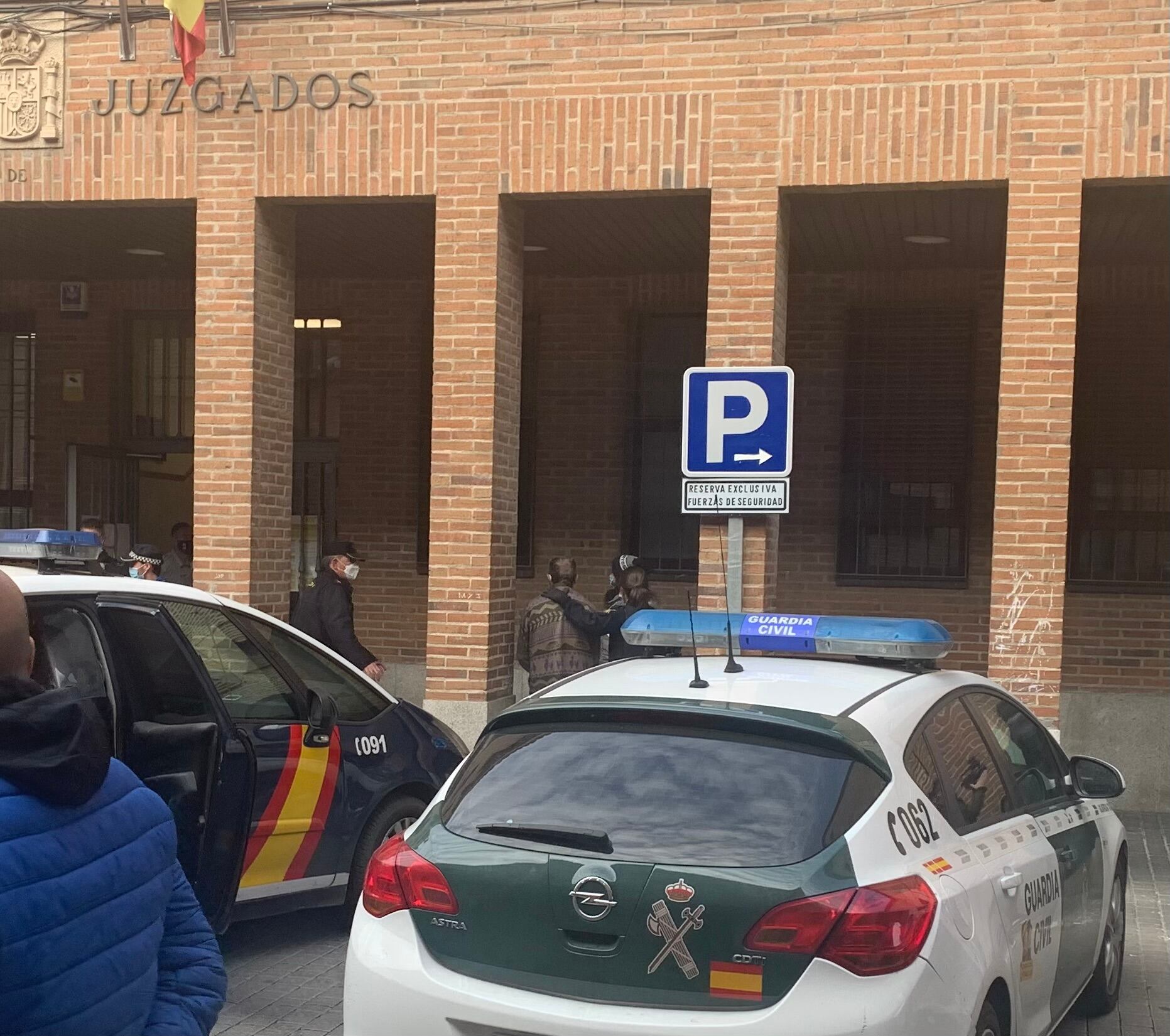 Uno de los detenidos es trasladado al Juzgado de Medina del Campo