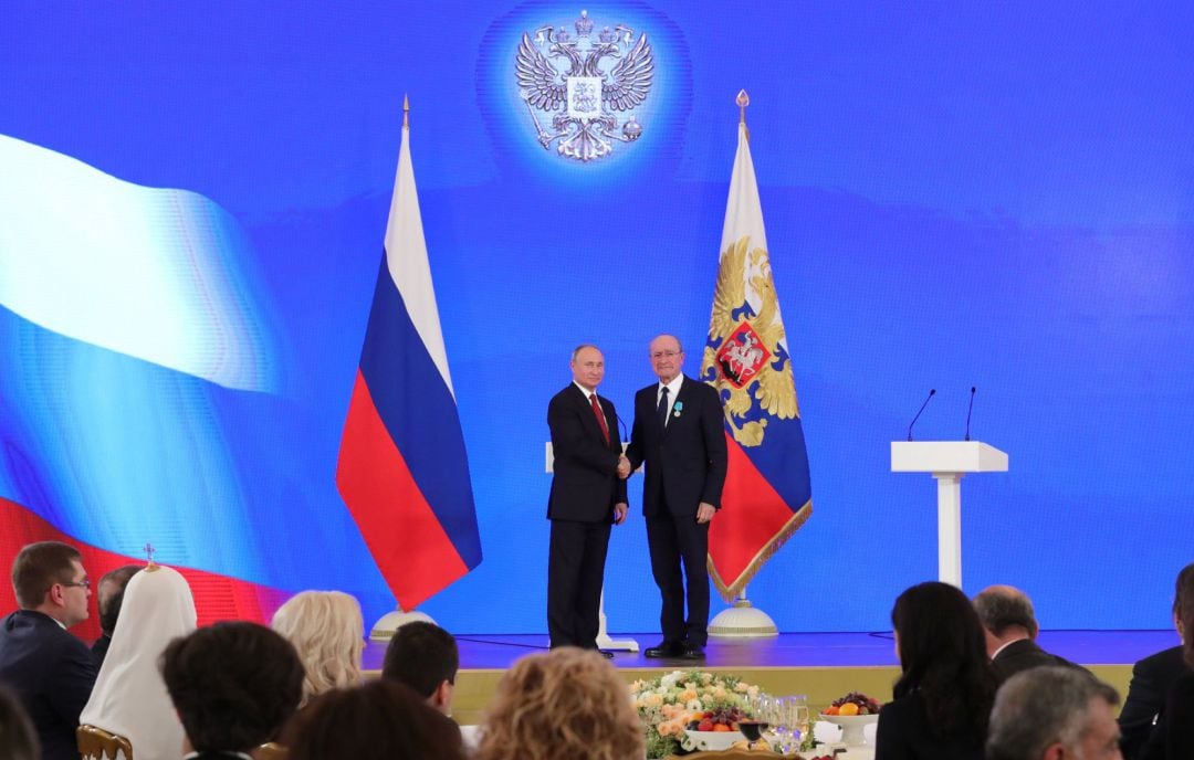  El presidente ruso, Vladimir Putin (i), condecora al alcalde de Málaga, Francisco de la Torre (d)