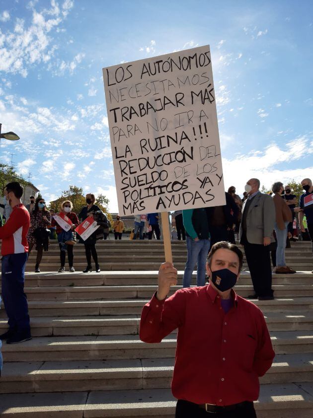 Un manifestante hostelero muestra un cartel reivindicativo.