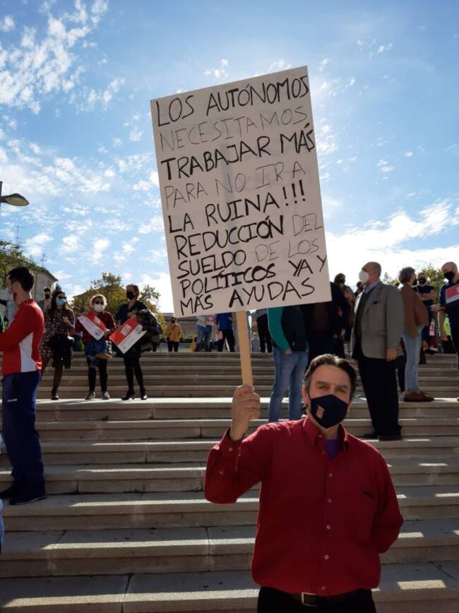 Un manifestante hostelero muestra un cartel reivindicativo.