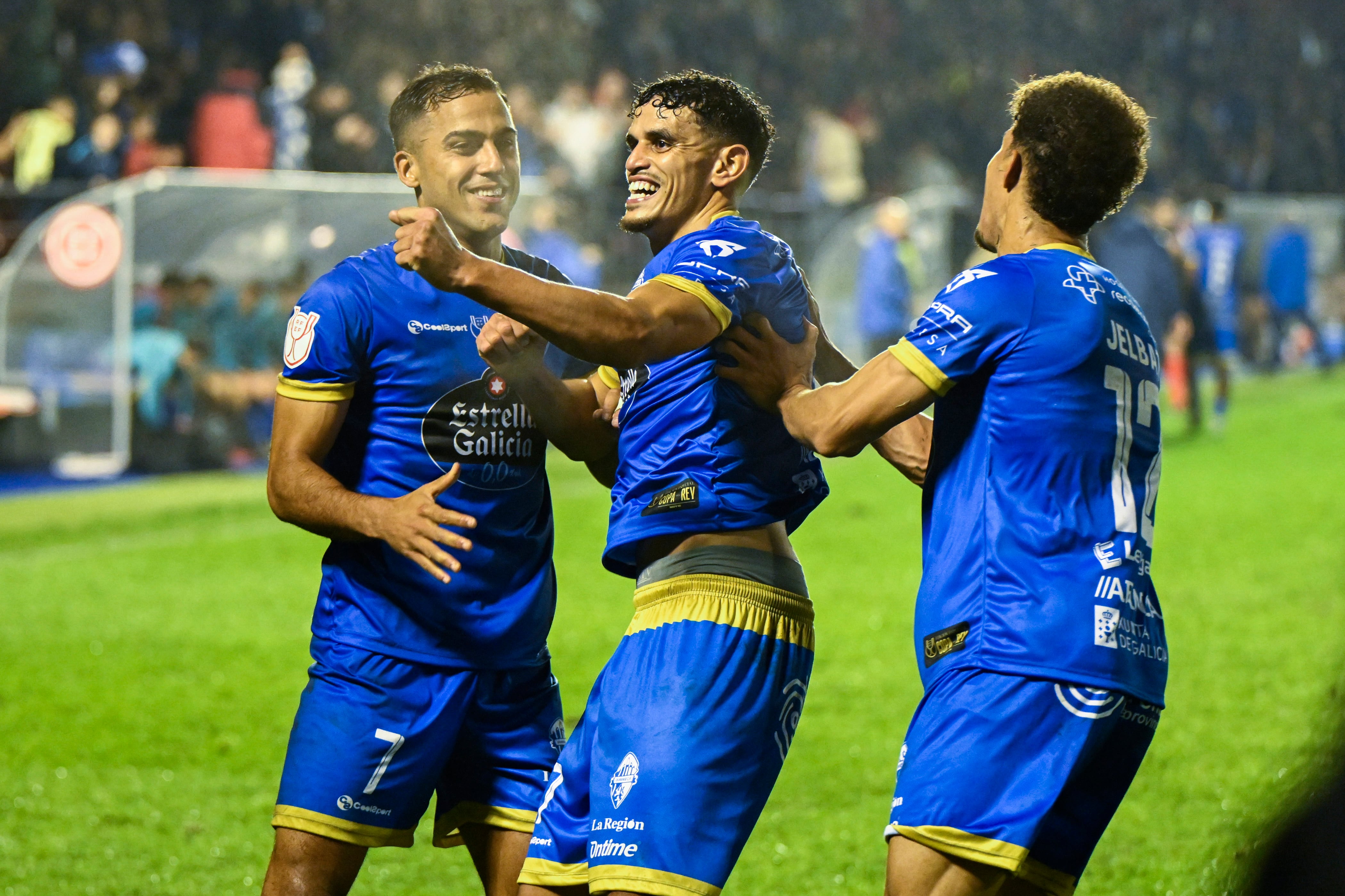 OURENSE, 28/10/2025.- El delantero del Ourense Omar Ouhdadi (c) celebra tras marcar el tercer gol ante el Oviedo, durante el partido de primera ronda de la Copa del Rey fútbol que Ourense CF y Real Oviedo disputan este miércoles en el estadio de O Couto. EFE/Brais Lorenzo