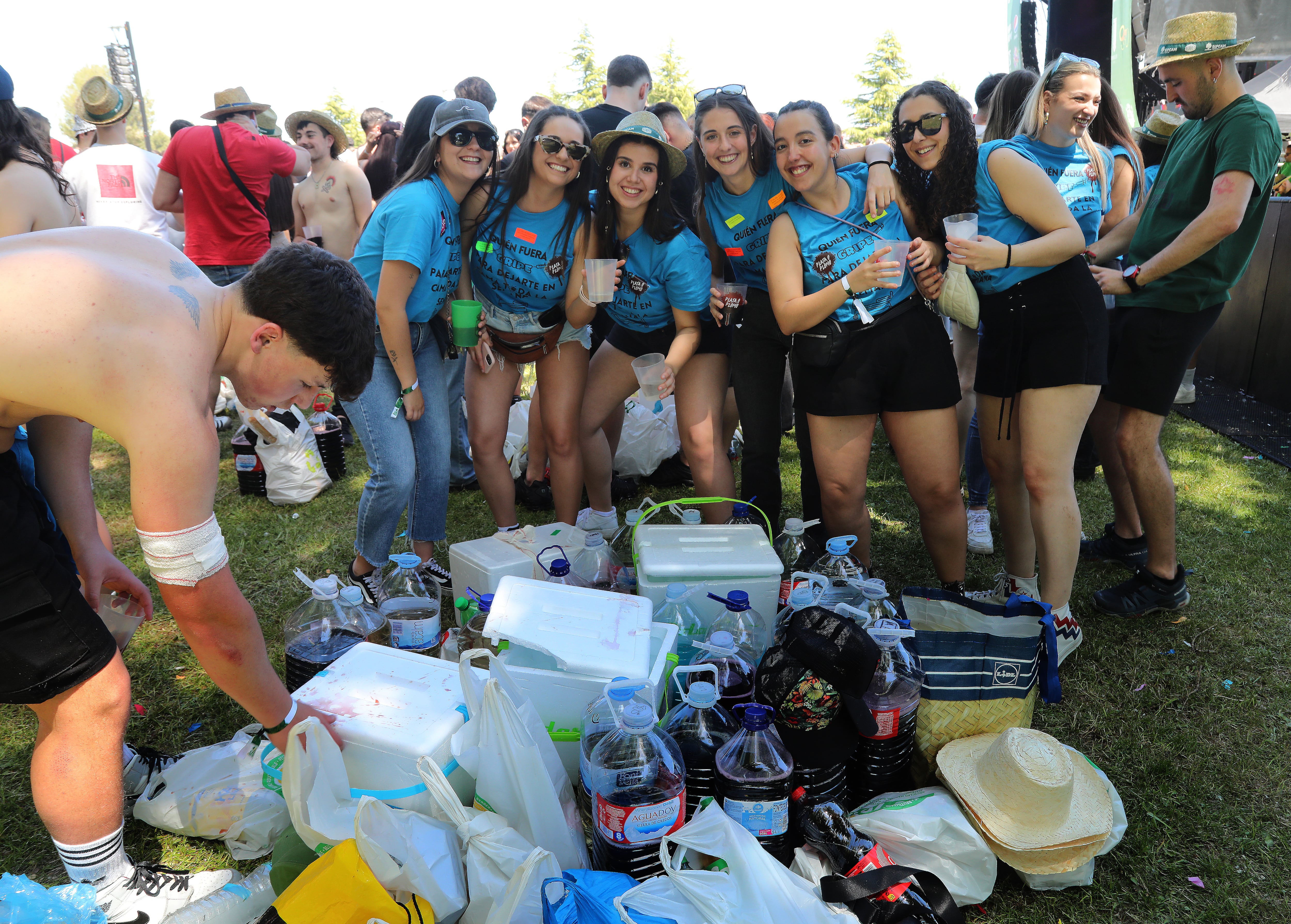 Miles de jóvenes de la Comunidad se dan cita en el parque Ribera Sur de la capital palentina para celebrar la ITA, una de las fiestas universitarias mas populares de la región