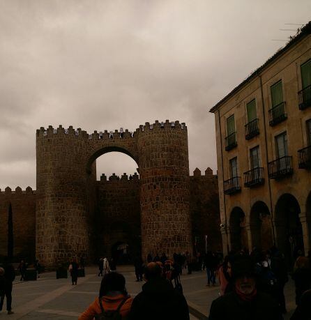 La frase &#039;Ni un paso atrás&#039; se mostró desde la Muralla