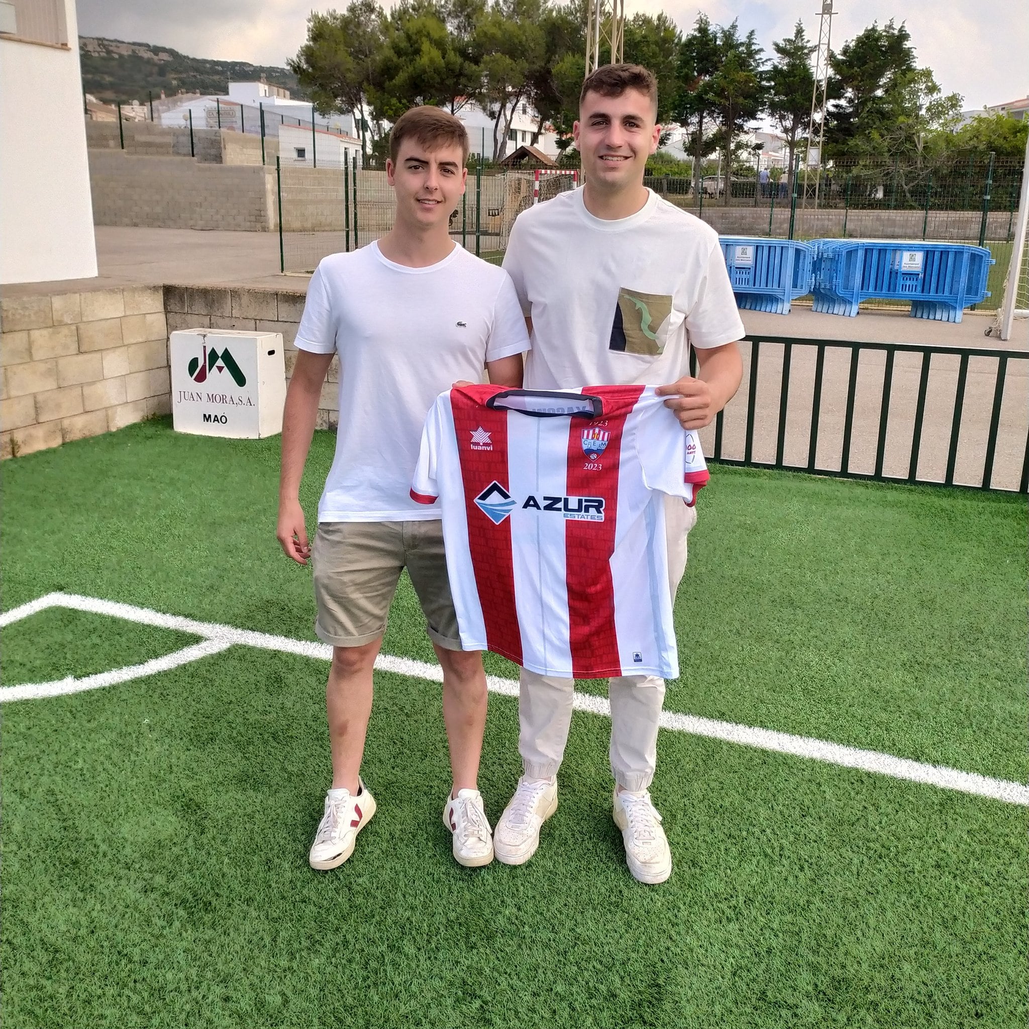 Sebastià Taltavull i Oriol Bosch duran la samarreta blanc i vemella del Mercadal.