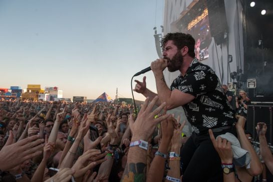 Yannis Philippakis, de Foals, se bajó del escenario durante su actuación