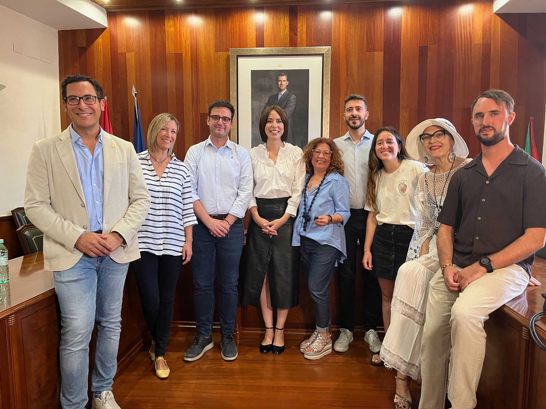 Diana Morant, ha visitado Cocentaina, se ha fotografiado con los concejales y ha firmado en el libro de honor de la Villa Condal