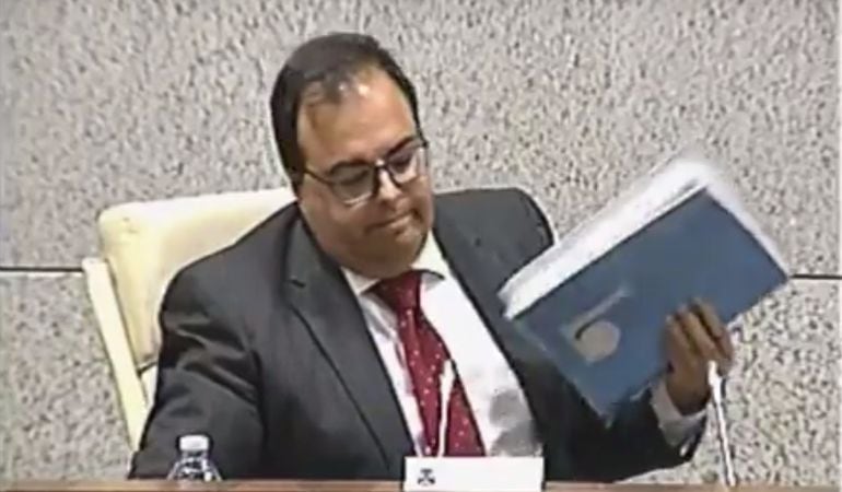 El regidor, tras suspender la sesión plenaria por las protestas de varios colectivos