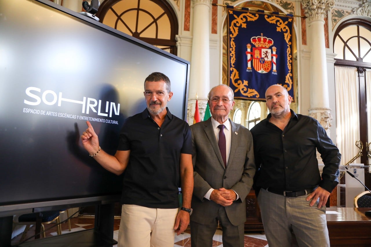 Los dos socios del proyecto (incluido Banderas) junto al alcalde de Málaga