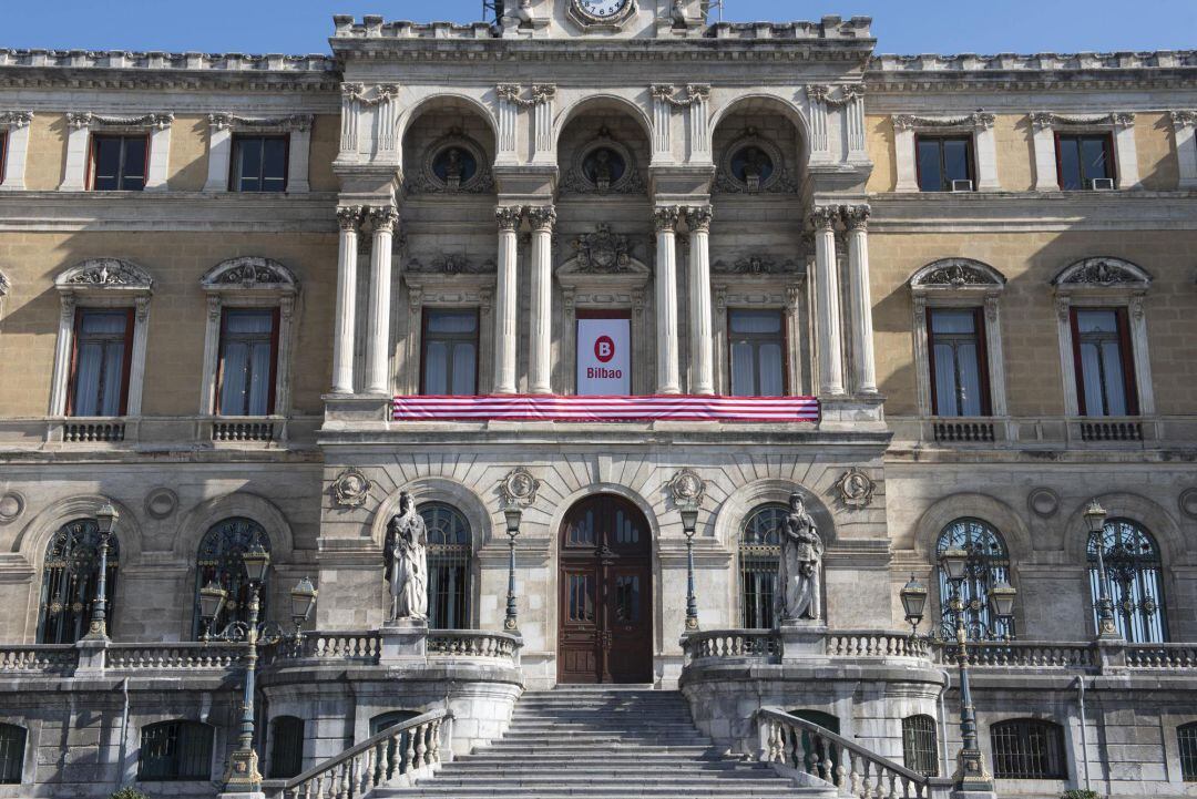 Bandera del Athletic en la balconada del Ayuntamiento de Bilbao