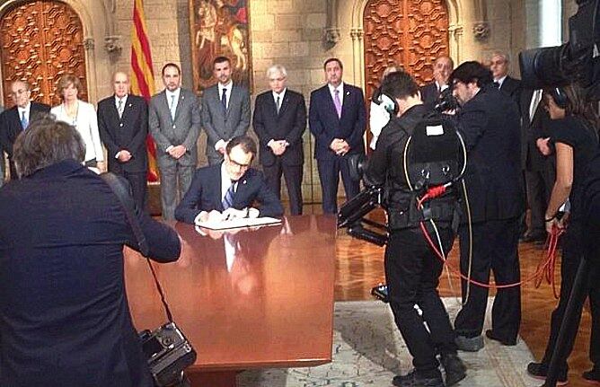 Artur Mas signa el decret de convocatòria de la consulta del 9 N