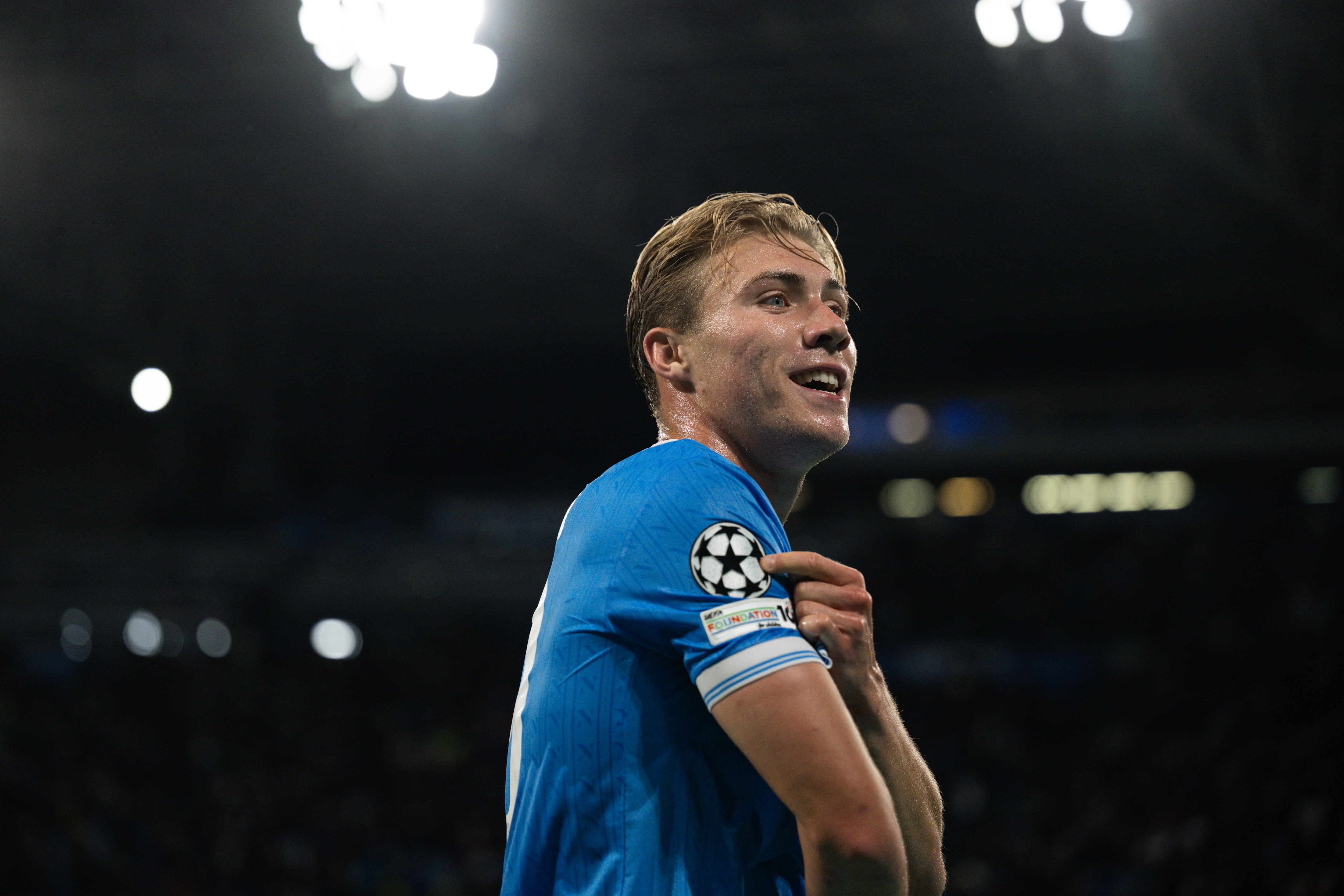 Rasmus Hojlund celebrando su doblete frente al Sporting de Portugal