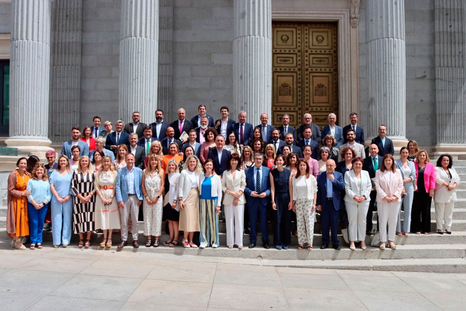 El pleno del Congreso ha aprobado este jueves, con el voto en contra del PP y Vox, la ley de representación paritaria que establece listas electorales &quot;cremallera&quot; y una cuota mínima del 40 % para cada sexo en altos cargos de empresas y en órganos de relevancia constitucional, aunque ese porcentaje podrá ser sobrepasado cuando el género predominante sea el femenino. EFE/ Oficina de prensa del Congreso de los Diputados.