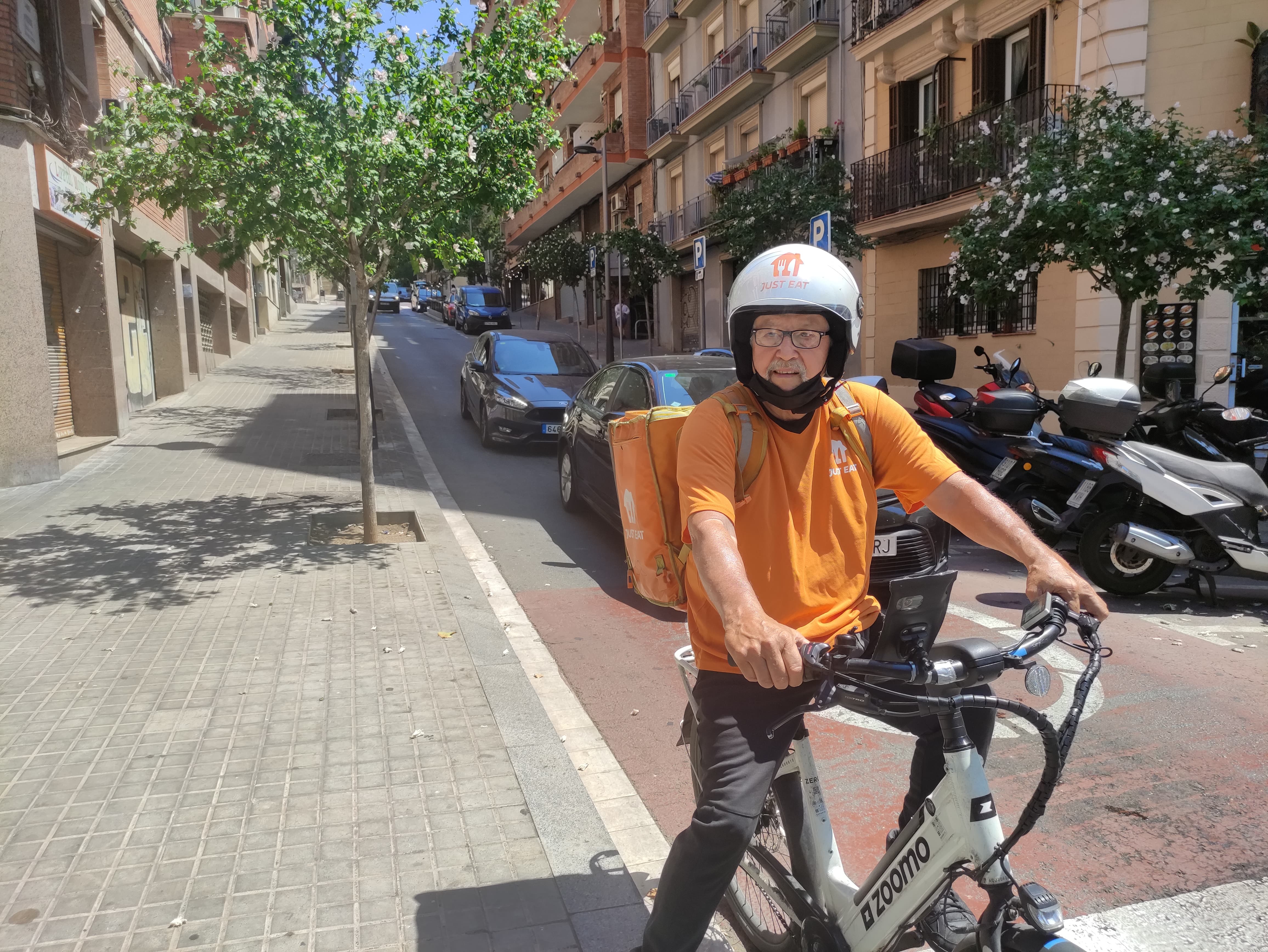 Rafael rodando por las calles de Barcelona en plena ola de calor.