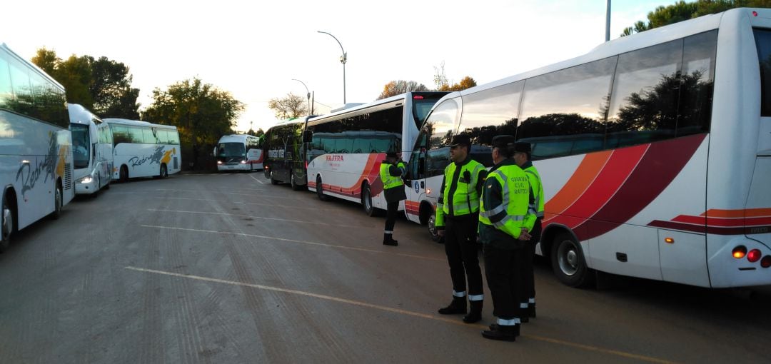 Agentes de la Guardia Civil durante una campaña de control de transporte escolar.