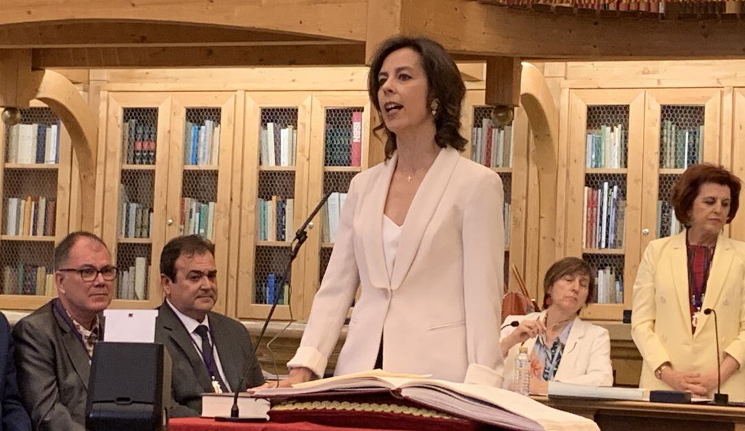 Luz Moya (PP) durante el pleno de investidura del nuevo Ayuntamiento de Cuenca.