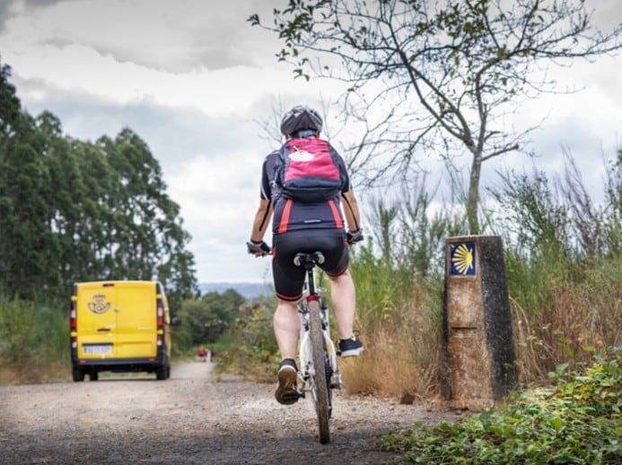 Los peregrinos ya pueden contratar online con Correos el envío de sus bicicletas al finalizar el Camino de Santiago
