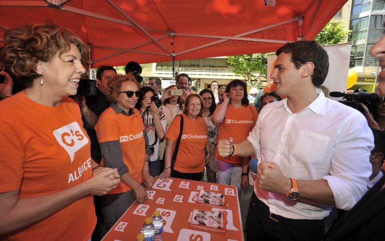 El candidato de Ciudadanos a la Presidencia del Gobierno, Albert Rivera, en un estand de su partido durante la visita que ha realizado hoy a Albacete tras el inicio anoche, de la campaña electoral