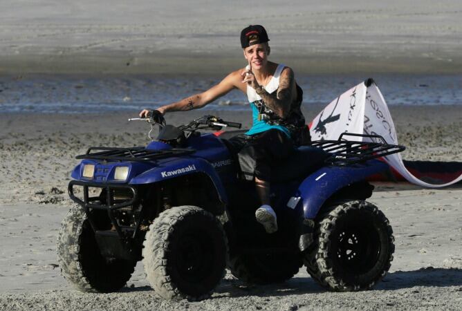 El cantante canadiense conduce un quad por una de las playas de Punta Cana el pasado enero.