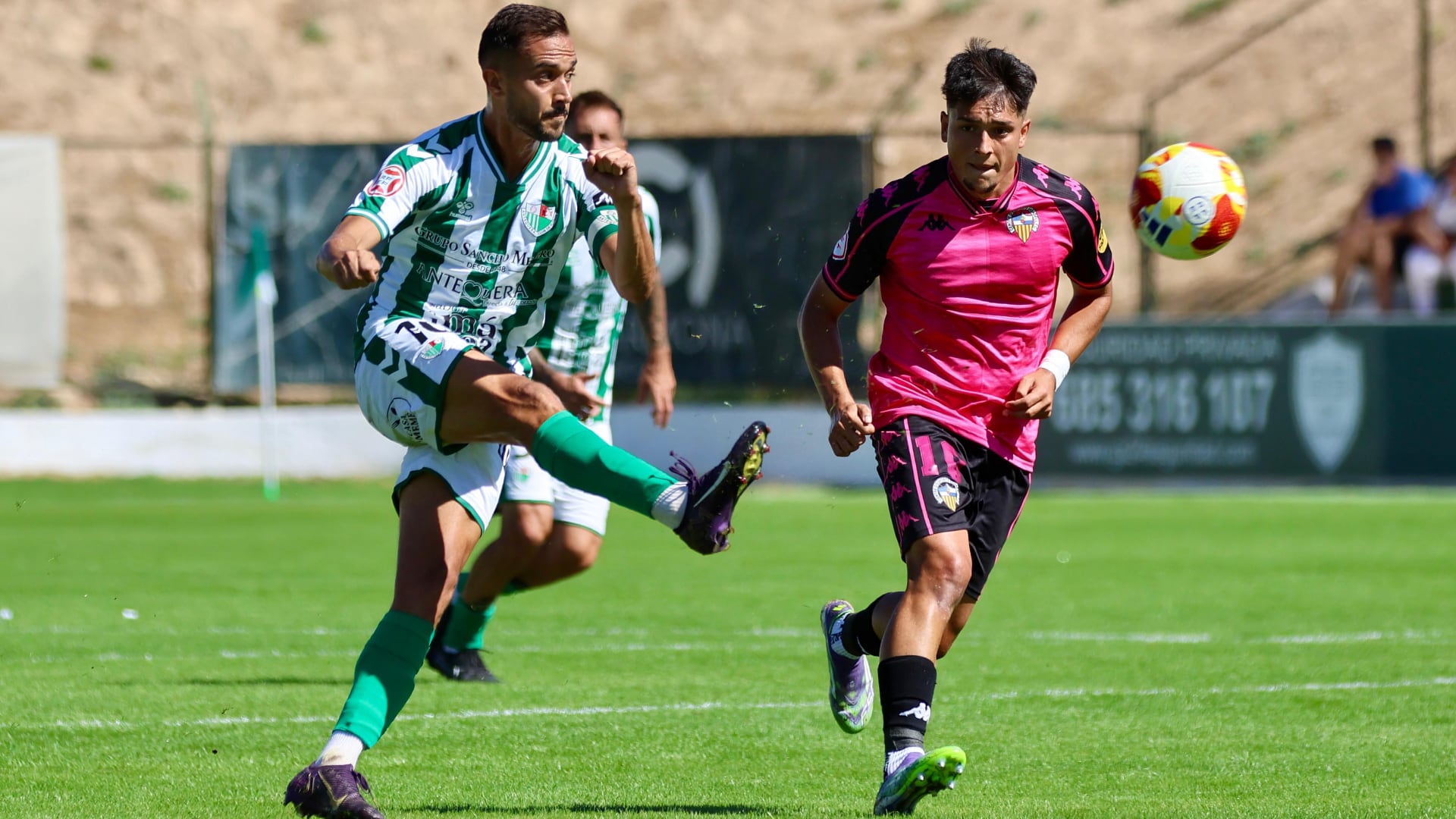 Luismi Gutiérrez y Miguelete disputando un balón en el duelo entre el Antequera y el Sabadell
