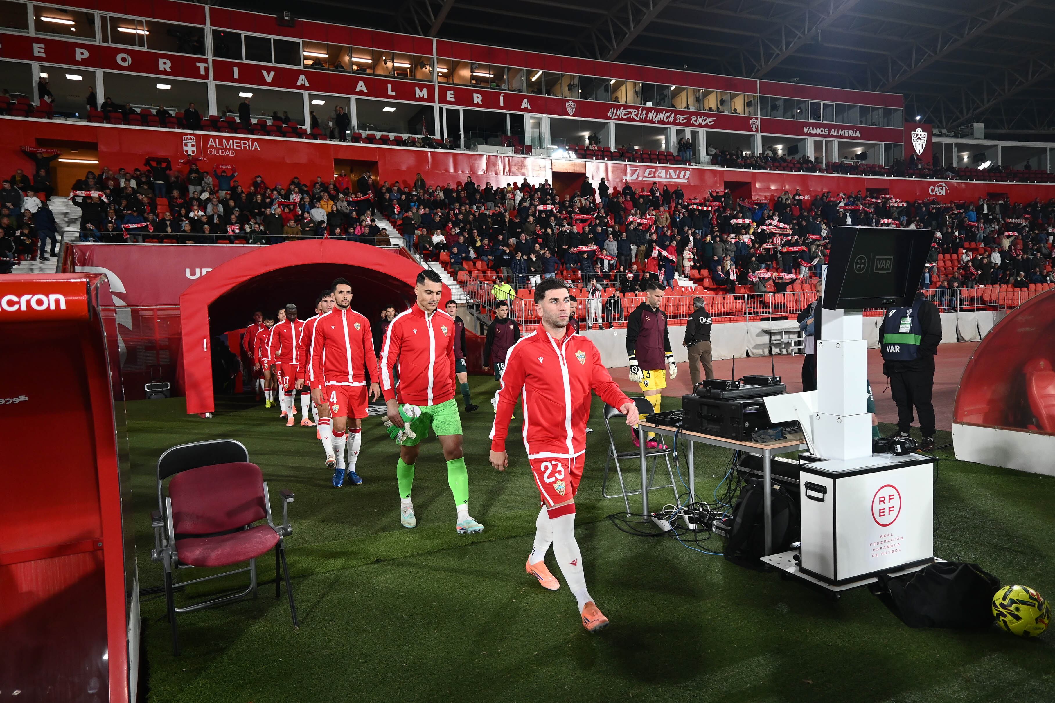 La salida del Almería en el partido del sábado ante el Huesca.