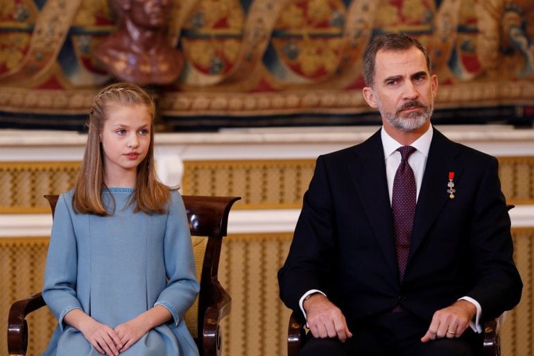 Felipe VI y su hija la princesa Leonor en el Palacio Real poco antes de que el Rey impusiera a la princesa de Asturias el Collar del Toisón de Oro. EFE. Mariscal