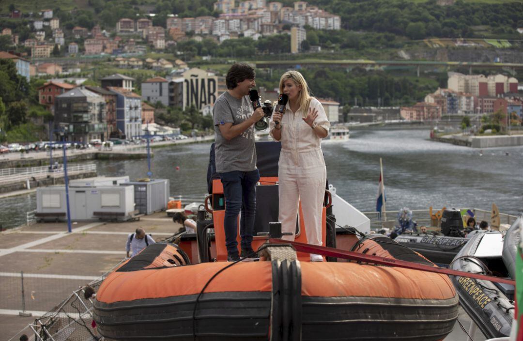 Dani Moreno y Cristina Boscá a bordo del barco rompehielos de Greenpeace