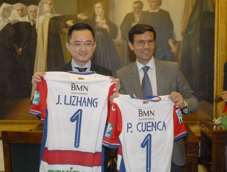 El alcalde de Granada, Paco Cuenca, recibe en su despacho oficial al nuevo propietario del Granada CF, Jiang Lizhang