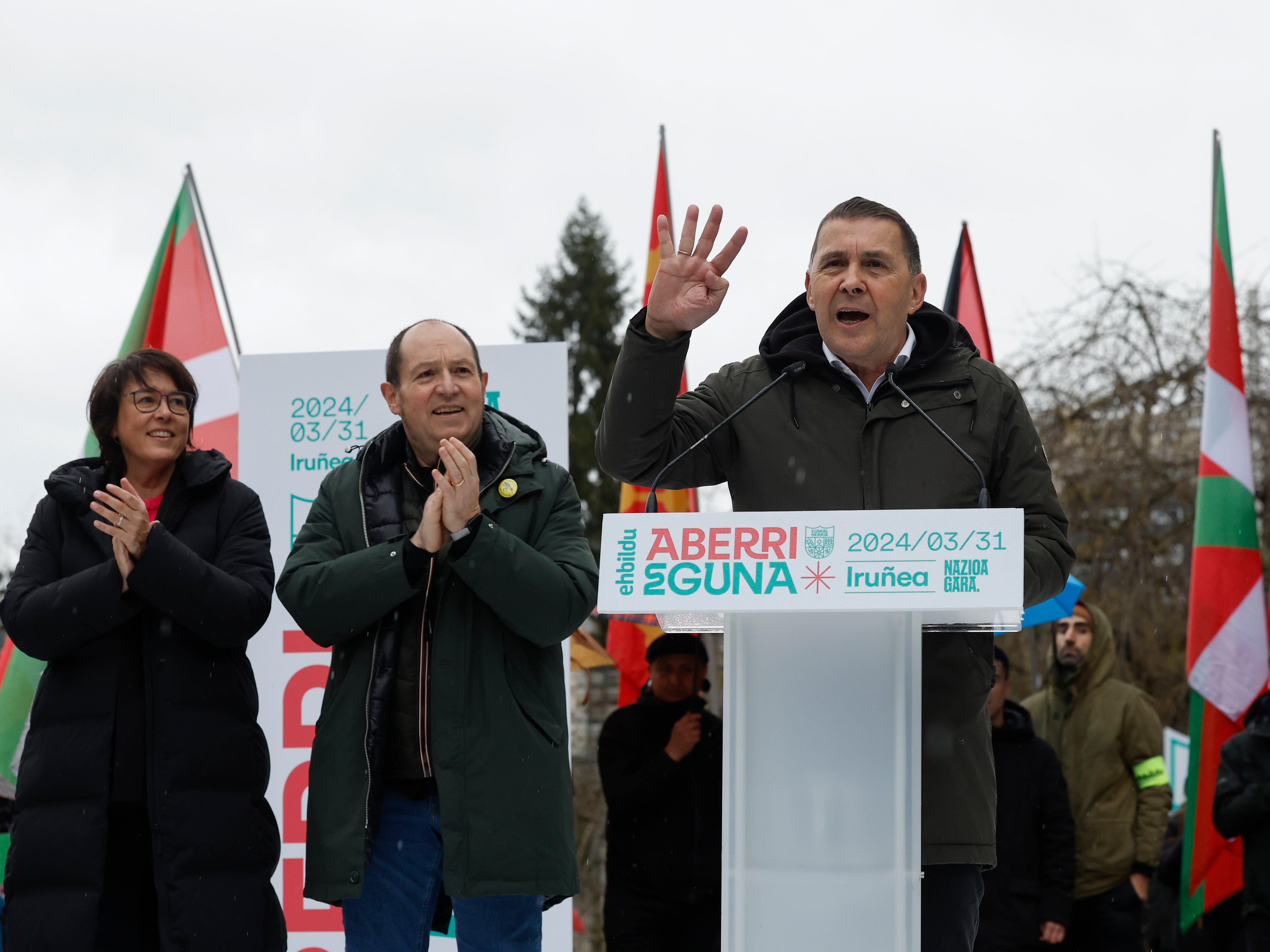 El coordinador general de Euskal Herria Bildu, Arnaldo Otegui, ofrece un discurso durante una manifestación este domingo en Pamplona.