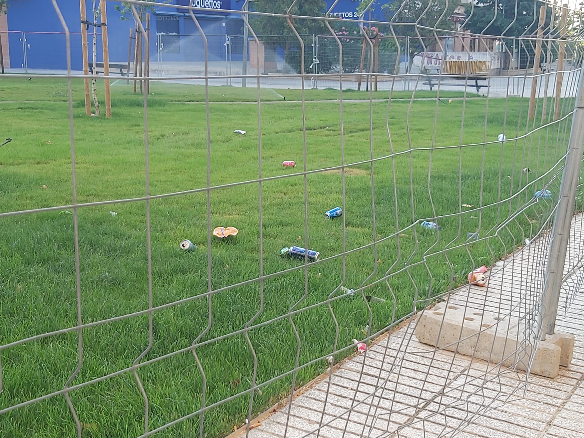 Restos que tiran al otro lado de la valla