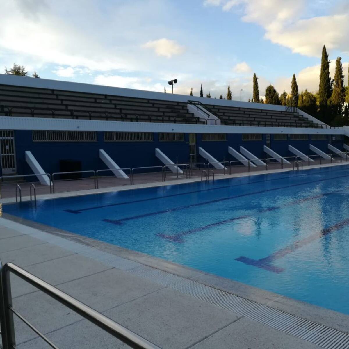 El Ayuntamiento de Ponferrada justifica las colas de las piscinas municipales por el protocolo COVID