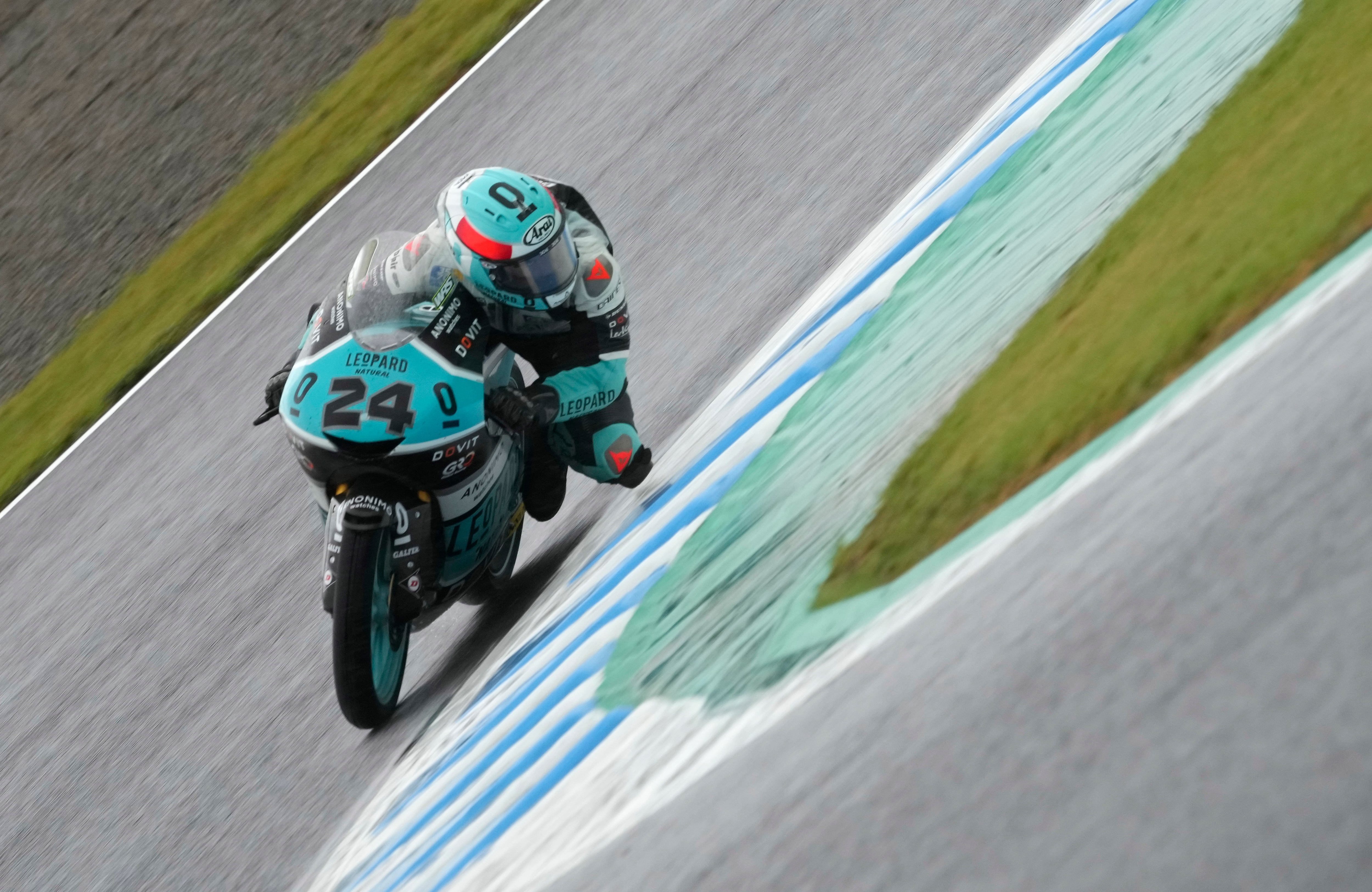 Motegi (Japan), 24/09/2022.- Japanese Moto3 rider Tatsuki Suzuki of Leopard Racing in action during the official qualifying session of the Grand Prix of Japan motorcycling event in Motegi, Tochigi Prefecture, Japan, 24 September 2022. (Motociclismo, Ciclismo, Japón) EFE/EPA/KIMIMASA MAYAMA
