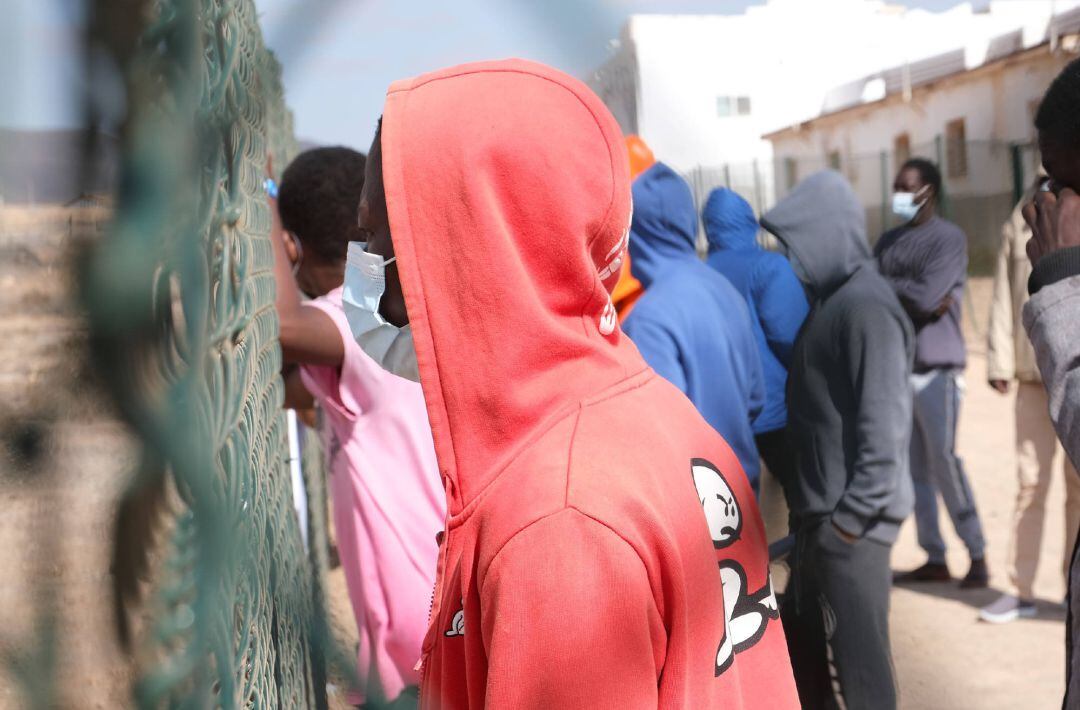 Archivo - Un inmigrante, en el campamento de acogida de El Matorral, en Puerto del Rosario, Fuerteventura