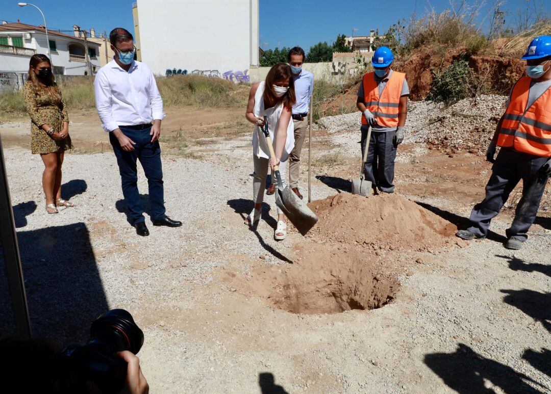 Francina Armengol pone la &#039;primera piedra&#039; en el solar donde se constuirán las VPO en Nuevo Amanecer, en Palma