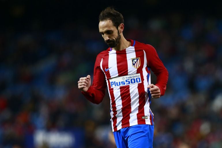 Juanfran, durante un partido con el Atlético