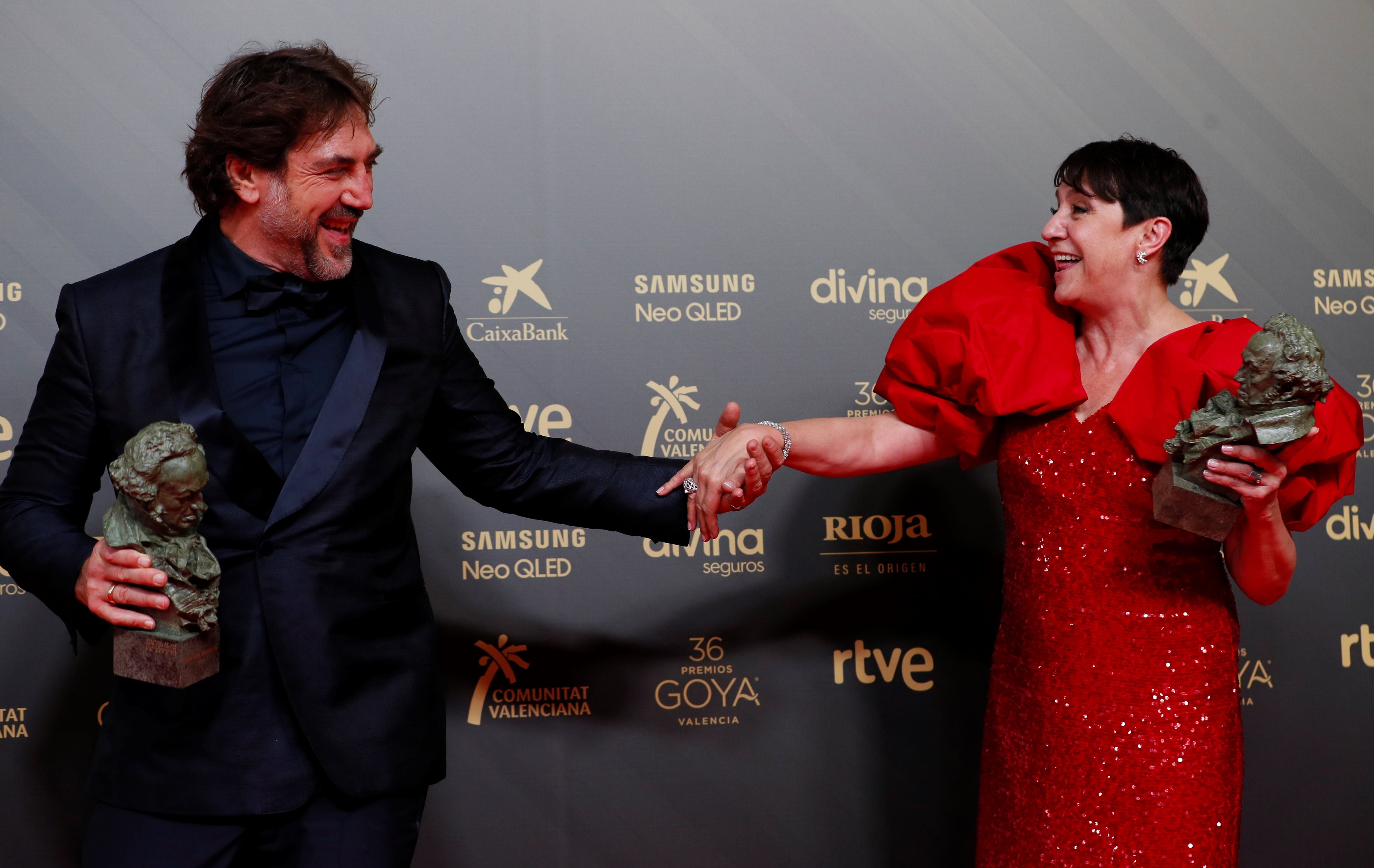 VALENCIA, 12/02/2022.- Los actores Javier Bardem y Blanca Portillo posan con los Goya a mejores actores protagonistas durante la gala de la 36 edición de los Premios Goya que tiene lugar este sábado en el Palau de les Arts de Valencia. EFE/Biel Aliño.
