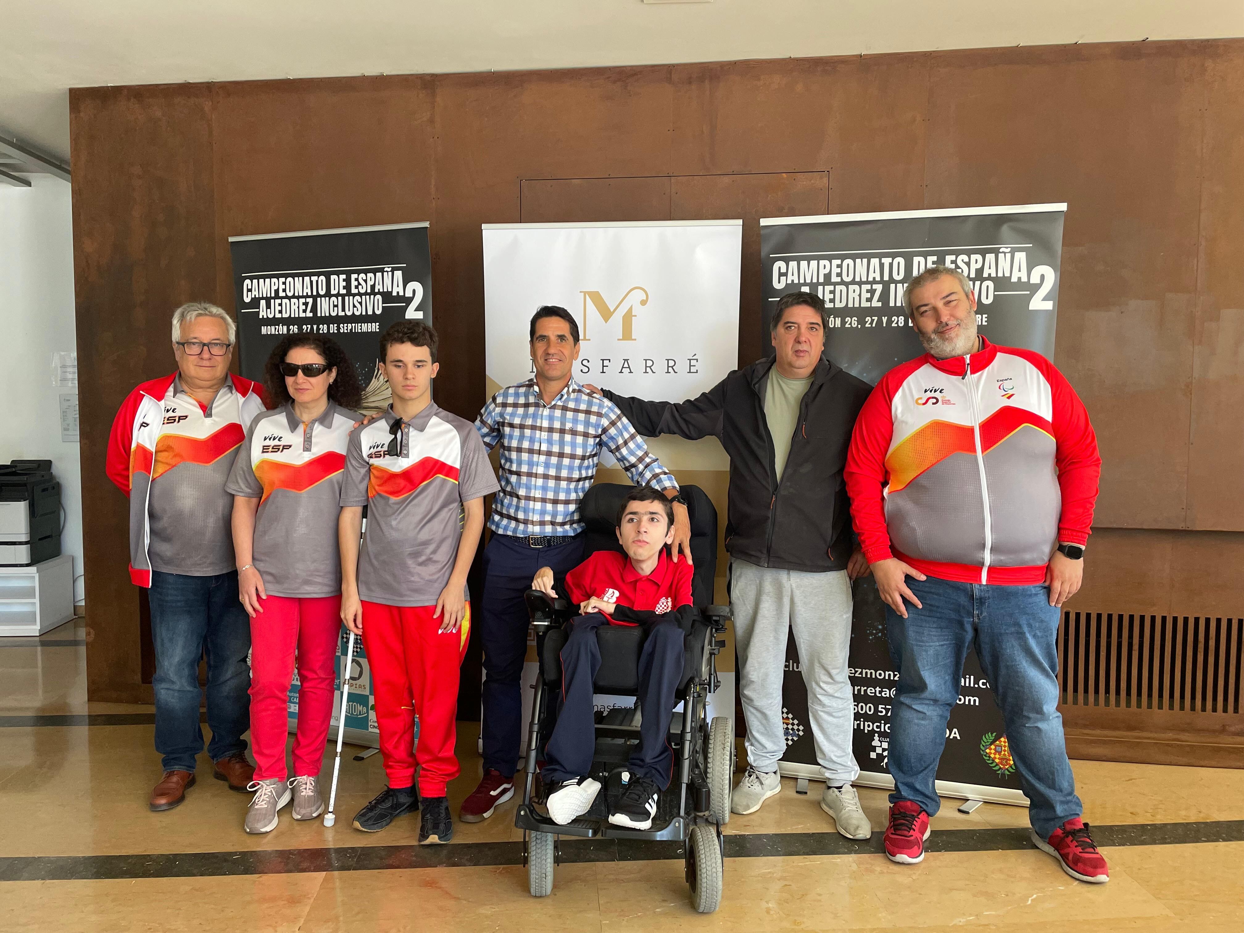 Unai Calleja en el centro junto a Eliseo Martín y Blas Garreta y representantes del equipo de la Once y seleccionador nacional